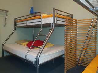 Хостелы Freedom65 Hostel and Caravan Таллин Кровать в общем 8-местном номере для мужчин и женщин-3